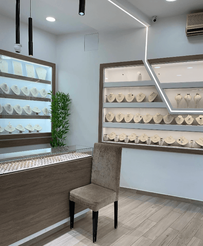 Comptoir et vitrines de la bijouterie Golden Paradise